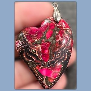 Handpainted heart shaped agate showing 2 dragons.  Made in the UK.
